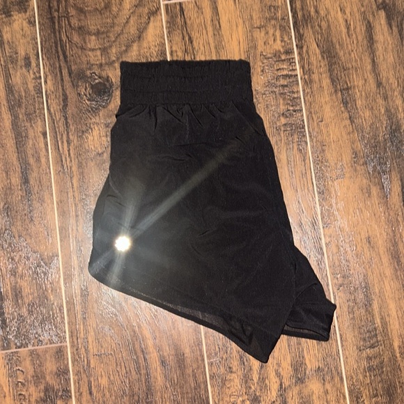 ATHLETA MESH RACER RUN MID RISE 4 SHORT - Picture 2 of 3